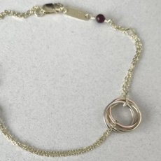 Náramek s trojitou karmou na řetízku